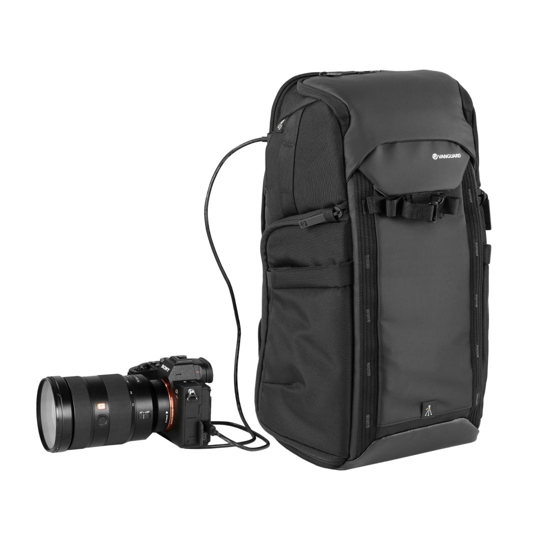 Táska, tok Vanguard Veo Adaptor R44 BK 16 Litre Backpack with USB Port - Rear Access Black